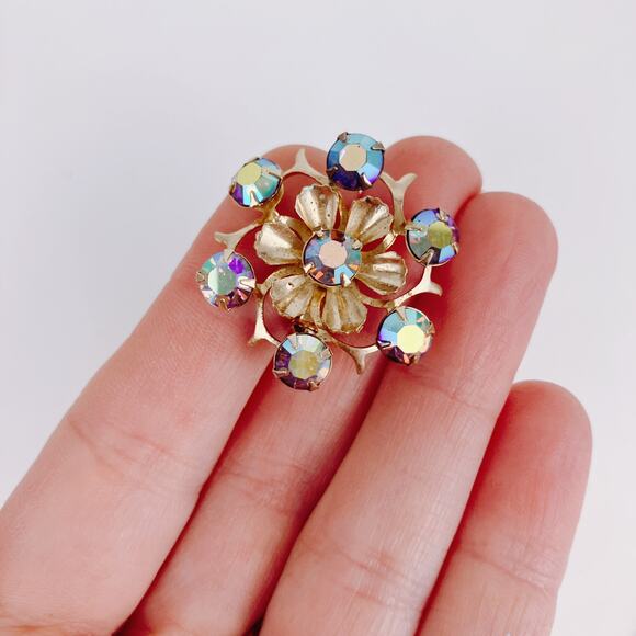 Vintage Mid Century Gold Tone Flower Brooch Purple Aurora Borealis Rhinestones - Picture 3 of 9